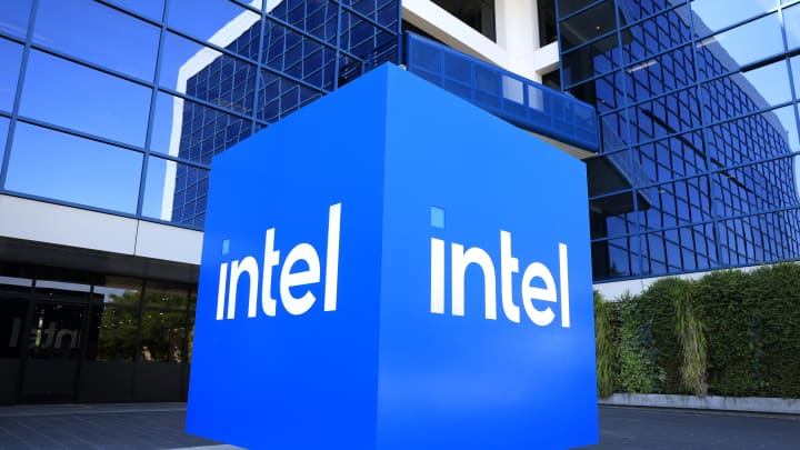 O logotipo da Intel é exibido em uma placa em frente à sede da Intel em 16 de julho de 2025 em Santa Clara, Califórnia. (Foto: Justin Sullivan | Getty Images)