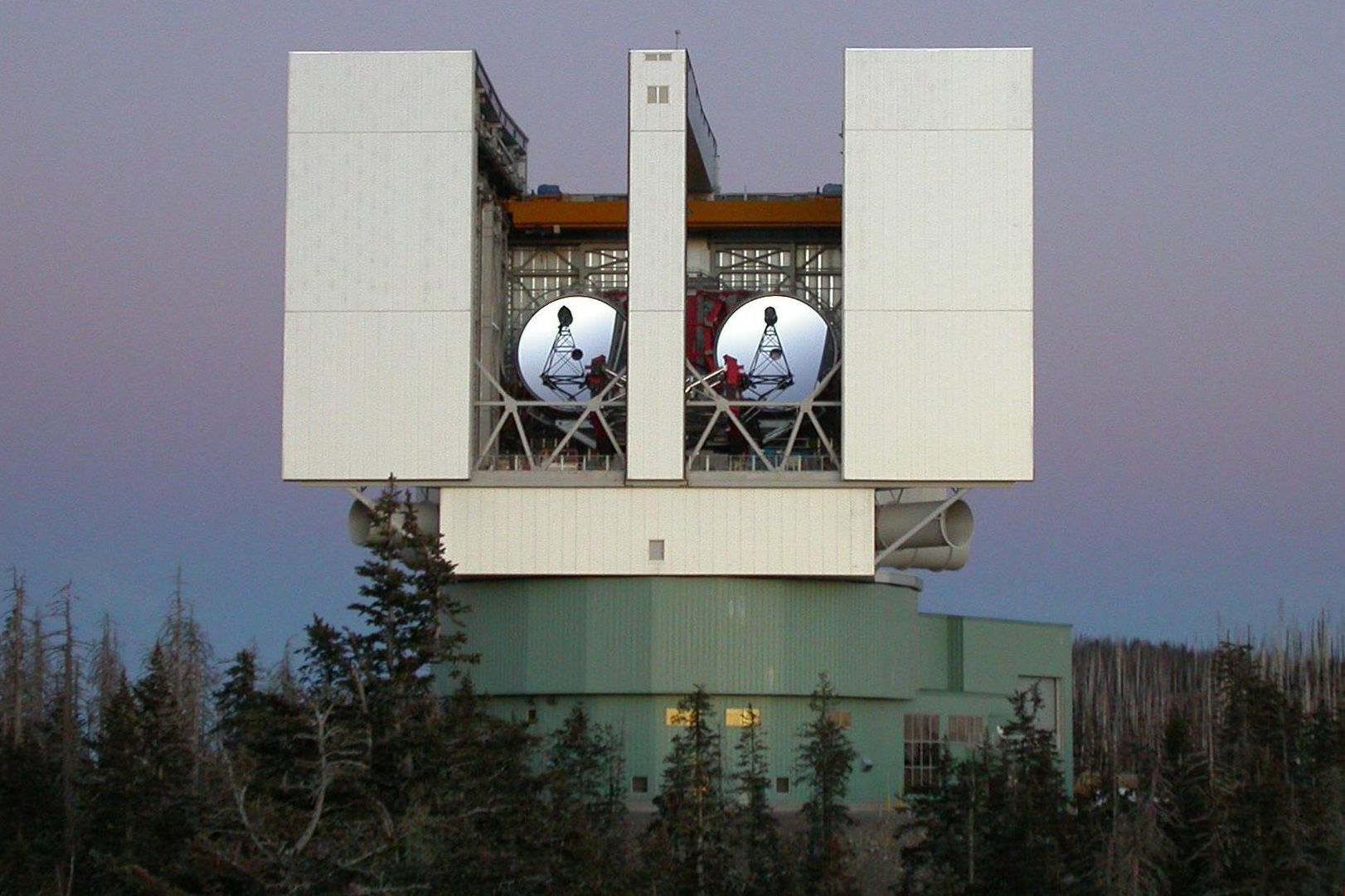 Astrônomos encontram galáxia fóssil a 3 bilhões de anos-luz da Terra LBT Observatory (Foto: Reprodução)