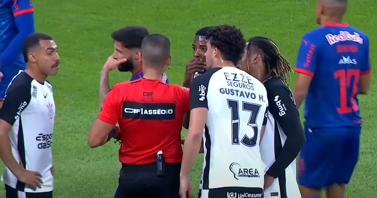 Jogadores do Corinthians contestaram decisão do árbitro Bruno Arleu de Araújo em marcar pênalti para o Bragantino. (Foto: Reprodução/CazeTV)