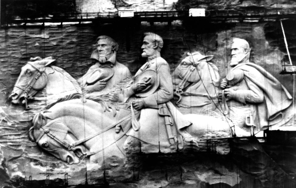 Grupo de herança confederada processa exposição em Stone Mountain Vista da Escultura Memorial Confederada na Stone Mountain, Georgia, 1969. (Foto: Fox Photos/Getty Images)