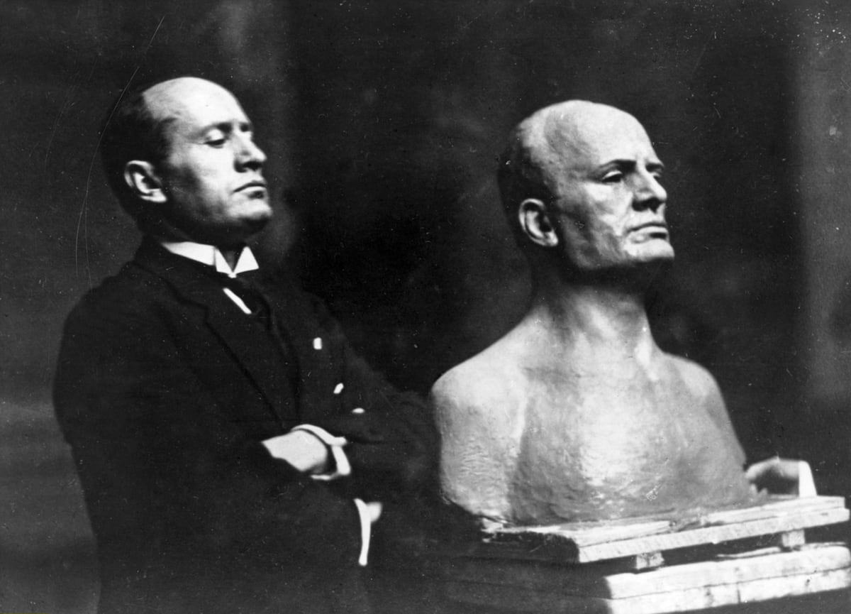 Cantora revela tristeza profunda após recente desilusão amorosa Mussolini, em 1925, junto ao busto realizado por Adolfo Wildt. (Foto: ullstein bild via Getty Images)