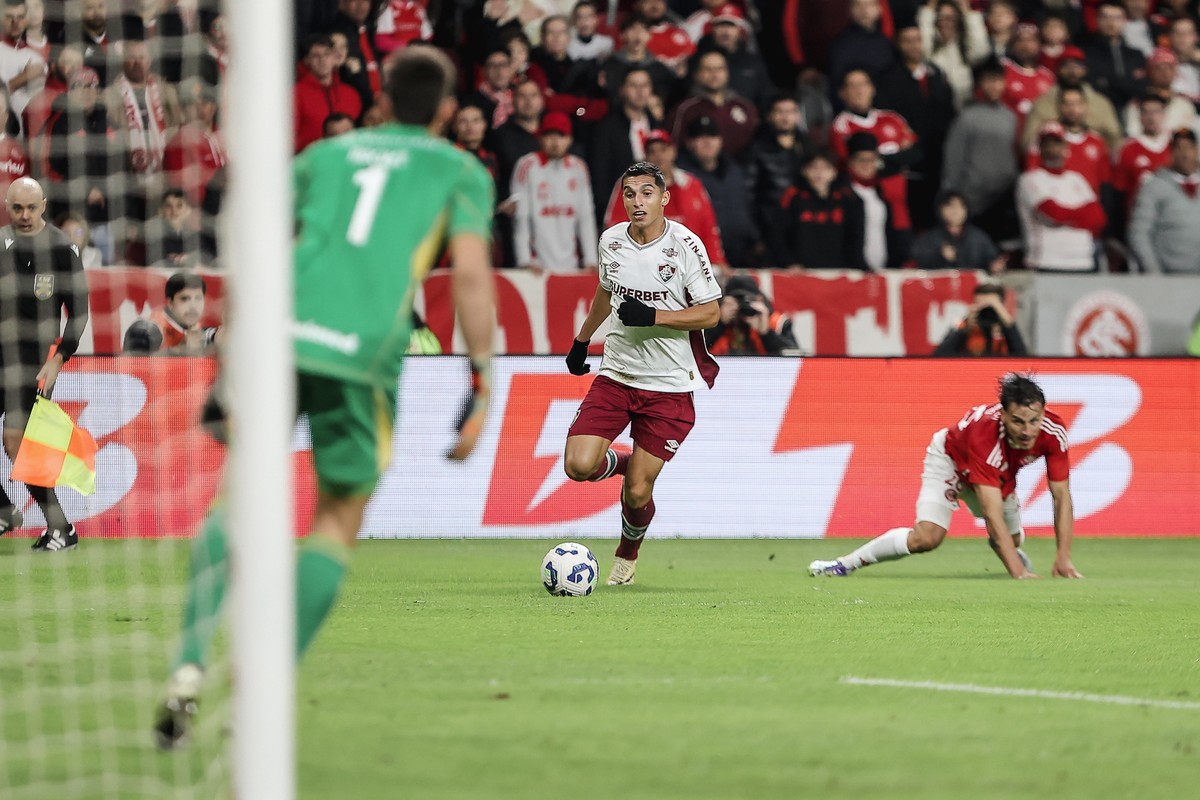 Fluminense vence Inter no Beira-Rio e renova esperanças na temporada Kevin Serna teve atuação de gala na vitória do Fluminense sobre Internacional (Foto: LUCAS MERÇON / FLUMINENSE F.C.)