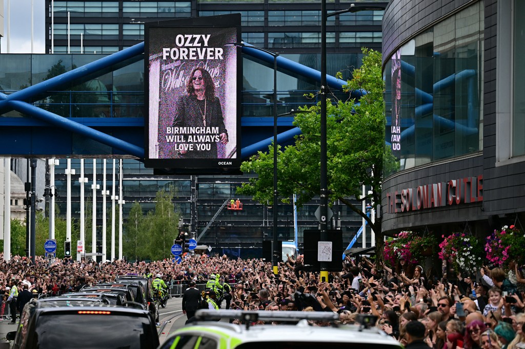 Bostin Brass Band compartilha emoções ao tocar no memorial de Ozzy Osbourne A homenagem a Ozzy Osbourne ocorreu em 30 de julho. A Bostin Brass Band reflete sobre a apresentação no evento em homenagem ao falecido cantor do Black Sabbath. (Foto: Reprodução)