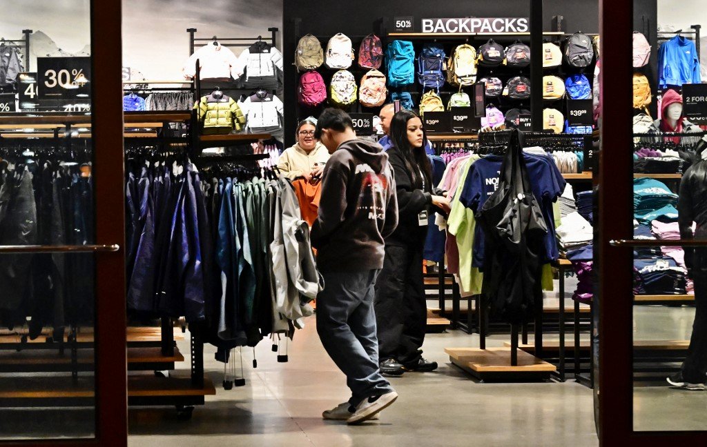 Inflação nos EUA se mantém estável em 2,3% e registra alta de 0,2% em maio Consumidores em loja de Los Angeles, nos Estados Unidos (Foto: Frederic Brown/AFP)