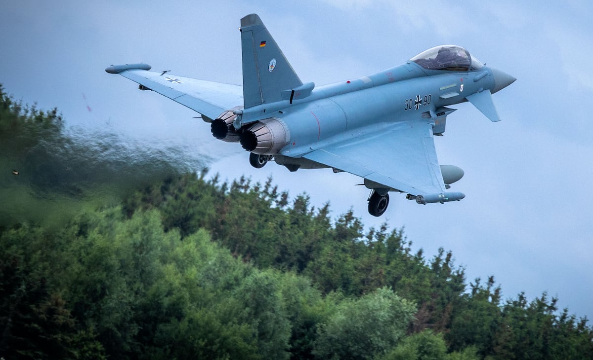 Alemanha denuncia China por laser direcionado a avião militar no mar Vermelho Um caça alemão saía de um aeroporto de Laage, na Alemanha, em direção à Estônia, em julho de 2022. (Foto: Jens Büttner (Dpa/Picture Alliance/Getty))