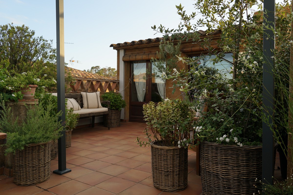Paisagista desenvolve jardim experimental de 12 m² em vila medieval na Espanha Espécies mediterrâneas, adaptadas à seca e ao vento constante, são cultivadas em cestos de vime na varanda de 12 m² para não sobrecarregar a laje. Móveis e objetos garimpados em feiras de antiguidade locais — Foto: Eiji Taninaka/Divulgação