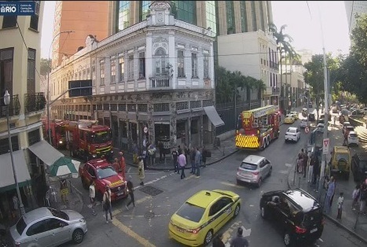 Incêndio em prédio provoca interdição da Rua do Rezende, no Centro da cidade Bombeiros combatem incêndio em prédio na Rua do Rezende (Foto: Reprodução Centro de Operações Rio)