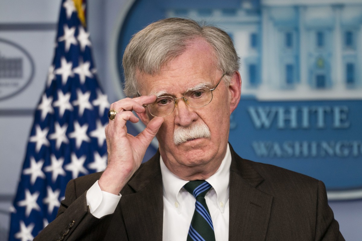 Ex-conselheiro critica decisão de Trump sobre envio de submarinos nucleares à Rússia John Bolton, então conselheiro de Segurança Nacional, informa repórteres na Casa Branca em Washington (Foto: Doug Mills/The New York Times)
