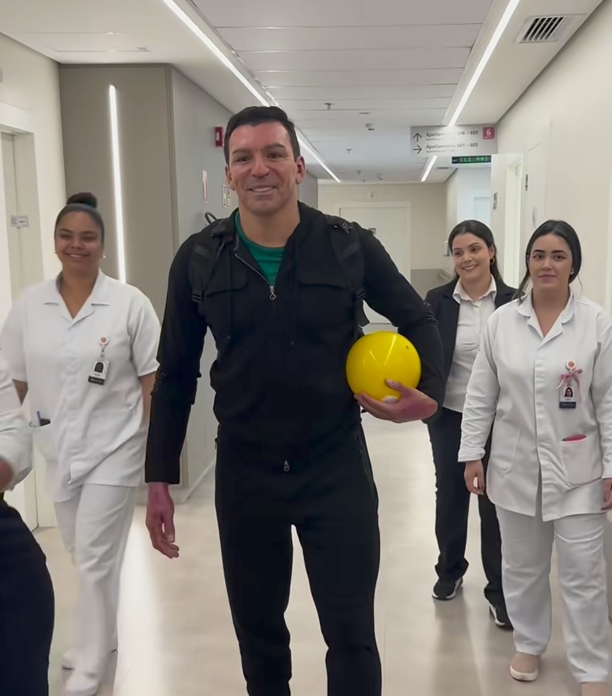 Lúcio lembra momentos difíceis durante a recuperação das queimaduras (Foto: Reprodução)
