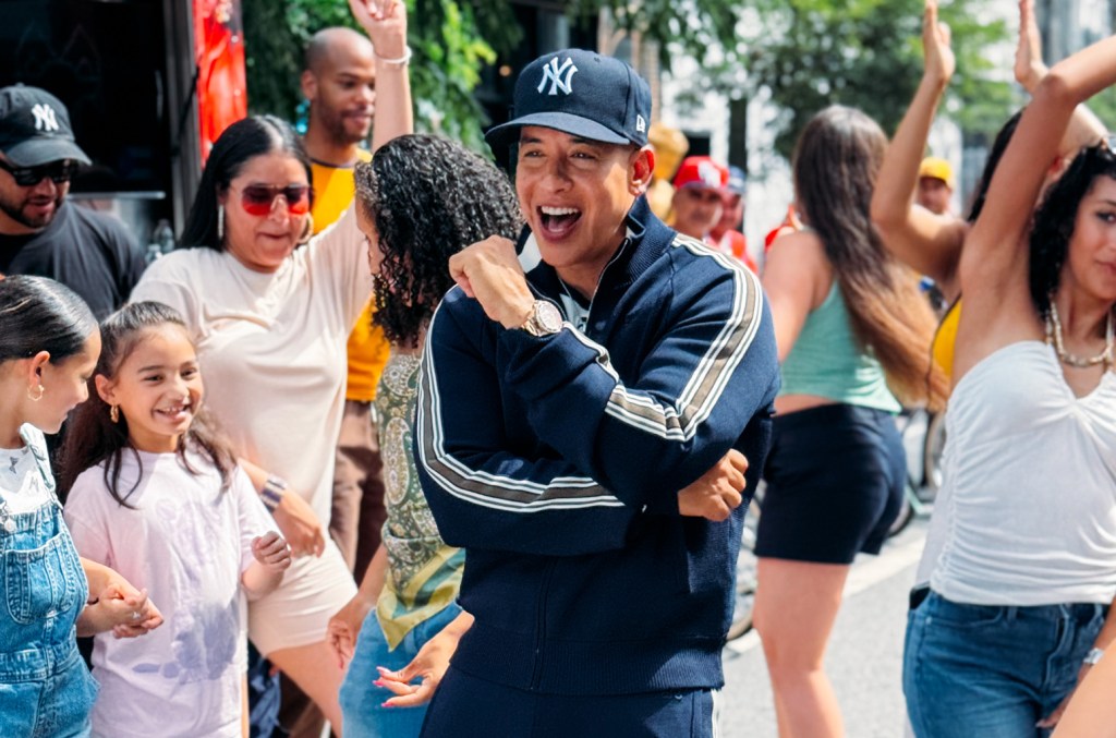 Daddy Yankee lança a animada música 'Sonríele' e seu clipe para o verão A nova música de Daddy Yankee, "Sonriele", e seu videoclipe estão prontos para o verão. (Foto: Reprodução)