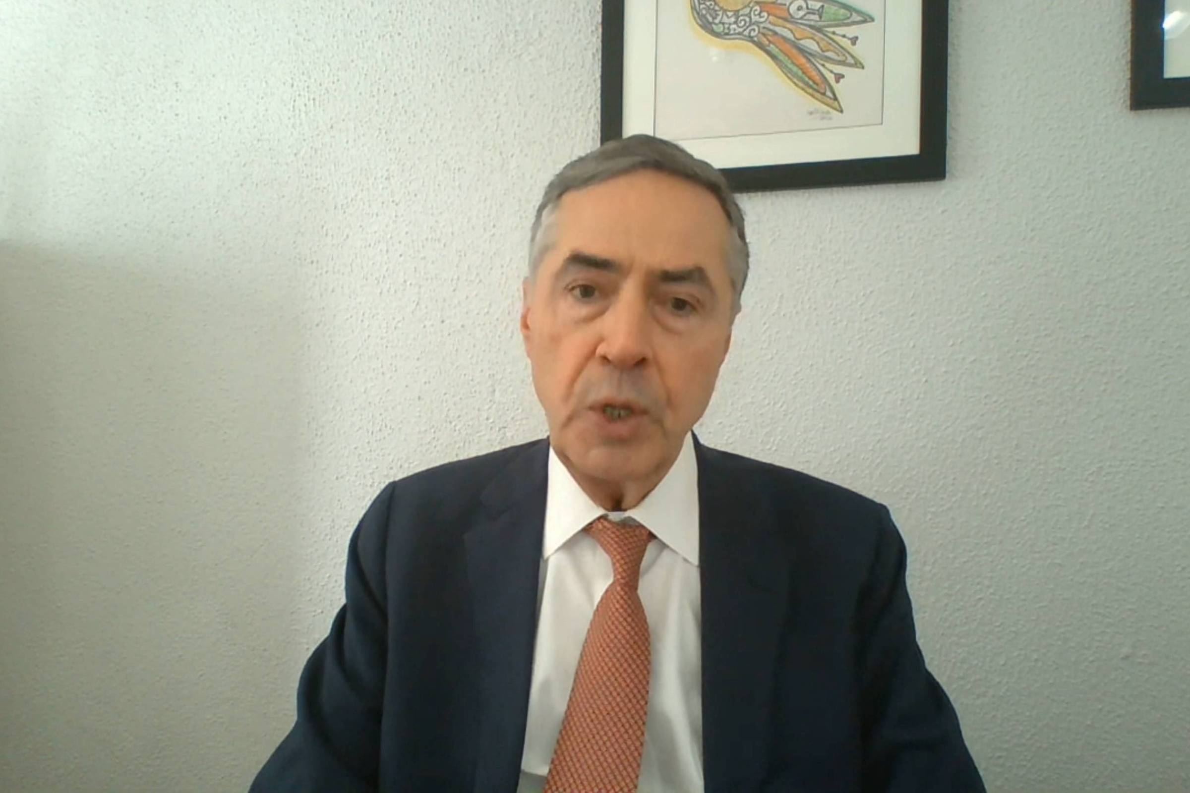 Excesso de regulamentação prejudica a proteção do trabalhador, afirma Barroso O presidente do STF, Luís Roberto Barroso, dá entrevista aos jornalistas Adriana Fernandes, Bruno Boghossian e Julianna Sofia (da esq. para a dir.), da Folha (Foto: Reprodução/TV Folha)