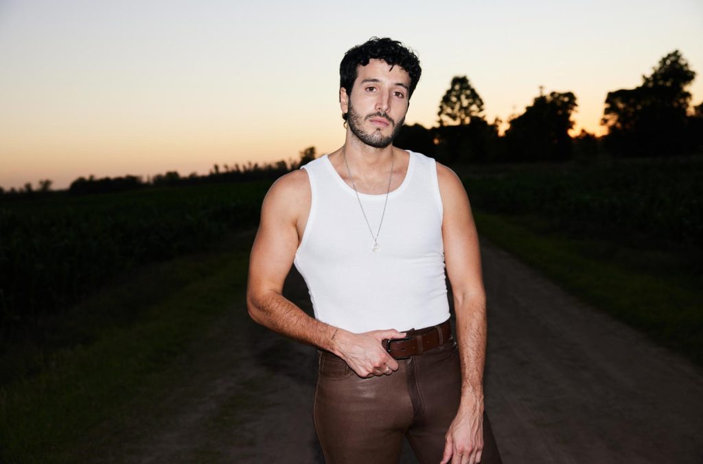 Sebastián Yatra alcança o primeiro lugar na parada de airplay latino com 'La Pelirroja' A música "La Pelirroja" de Sebastian Yatra sobe ao topo da parada Latin Airplay da Billboard, saltando da 7ª para a 1ª posição. (Foto: Reprodução)