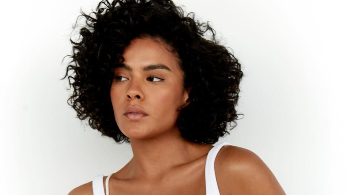 Atriz revela preconceito racial e critica comentários sobre sua aparência Bella Campos — Foto: @bellacampox