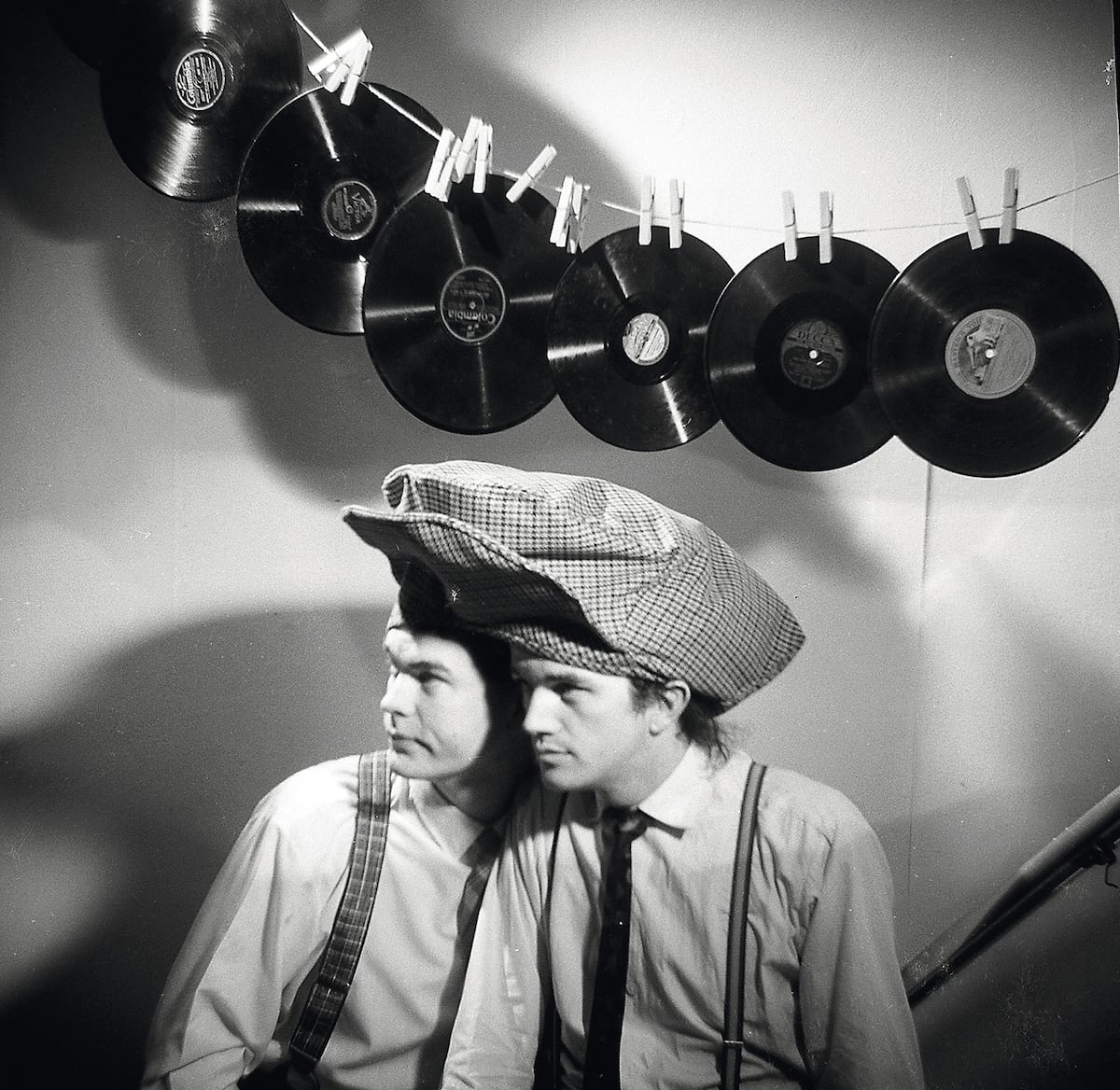 O designer Vaughn Oliver e o fotógrafo Nigel Grierson, criadores da imagem gráfica da discográfica 4AD. (Foto: Editorial Contra)