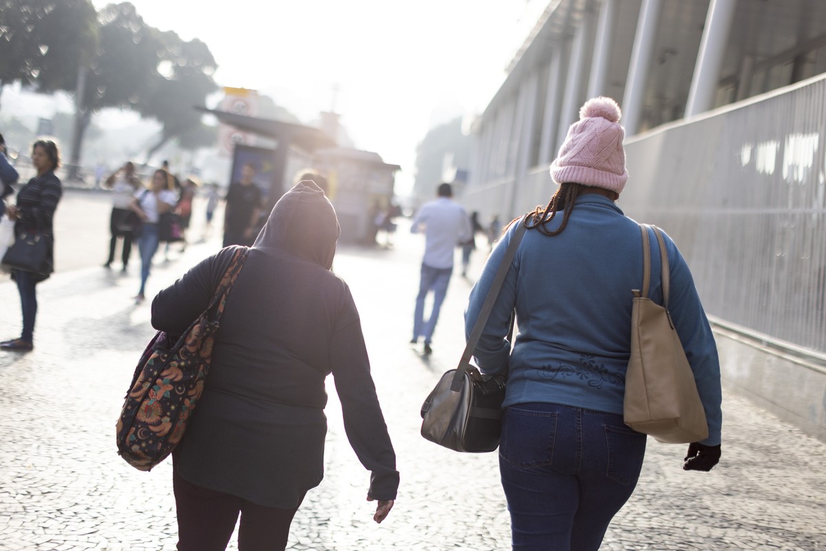 Frente fria provoca queda de até 12 graus e altera previsão do fim de semana no Rio População se protege do frio nas calçadas próximas da Central do Brasil, no Centro do Rio (Foto: Márcia Foletto)