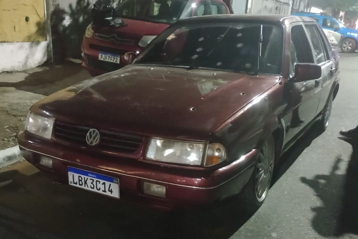 Homem é assassinado com 10 tiros dentro de veículo em Niterói Imagens mostram pelo menos 10 marcas de disparos na lataria do veículo; crime aconteceu no Fonseca (Foto: Reprodução)