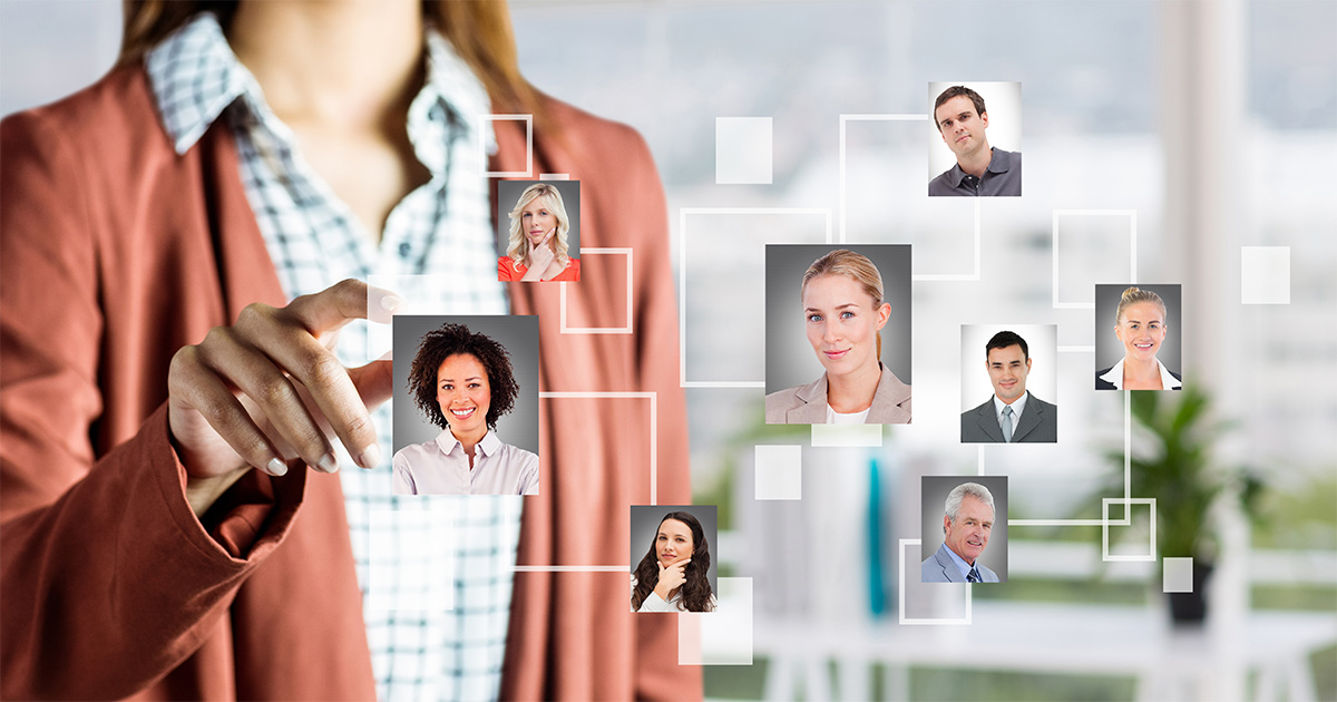 IA pode comprometer diversidade e humanização em processos seletivos Uma mulher interage com uma tela virtual transparente contendo fotos de várias pessoas. As pessoas nas fotos têm aparência corporativa, como se fossem membros de uma equipe ou candidatos, enquanto ela no centro está selecionando uma dessas pessoas, sugerindo um processo de recrutamento. (Foto: USP Imagens)