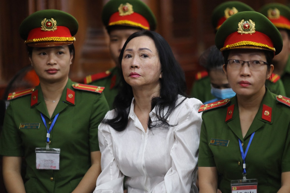 Truong My Lan durante julgamento de acusação de fraude no Vietnã (Foto: AFP)
