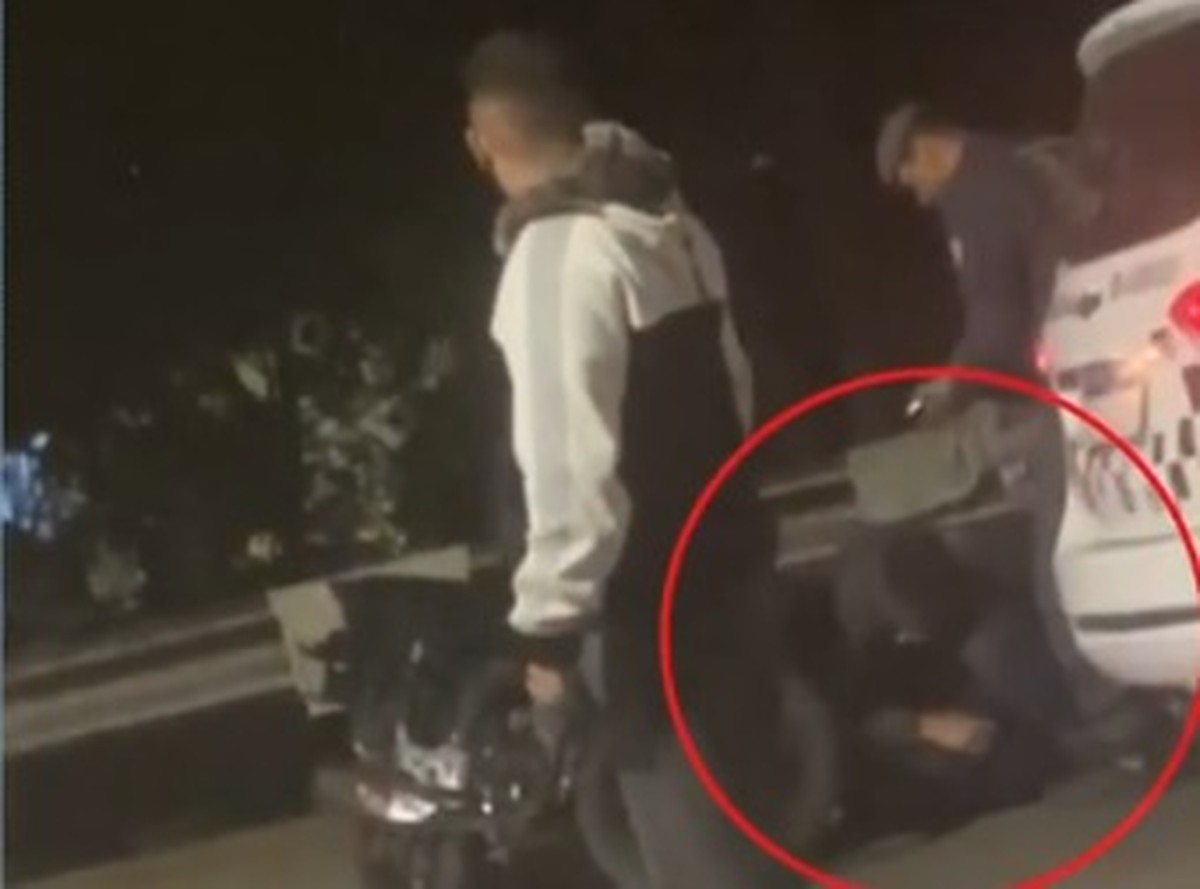 Policiais agredem motoboy durante abordagem em São Paulo e geram revolta Imagens mostram PMs agredindo motociclista na Zona Leste de São Paulo (Foto: TV Globo/ Reprodução)