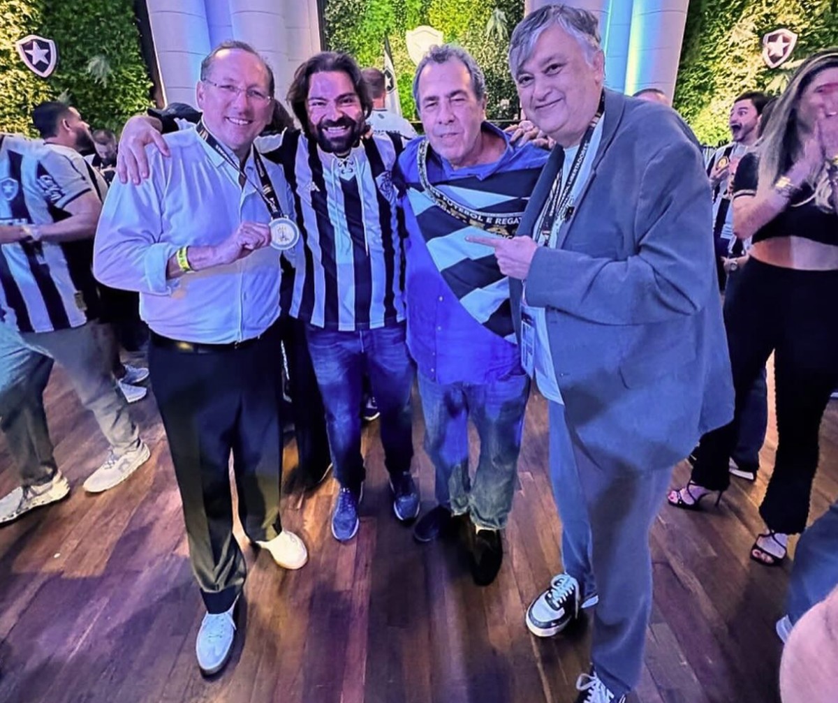 John Textor foi apoiado por João Paulo Magalhães (ao lado do americano) e outros cartolas do clube social do Botafogo em imbróglio com investidores da Eagle Football Holding (Foto: Reprodução)