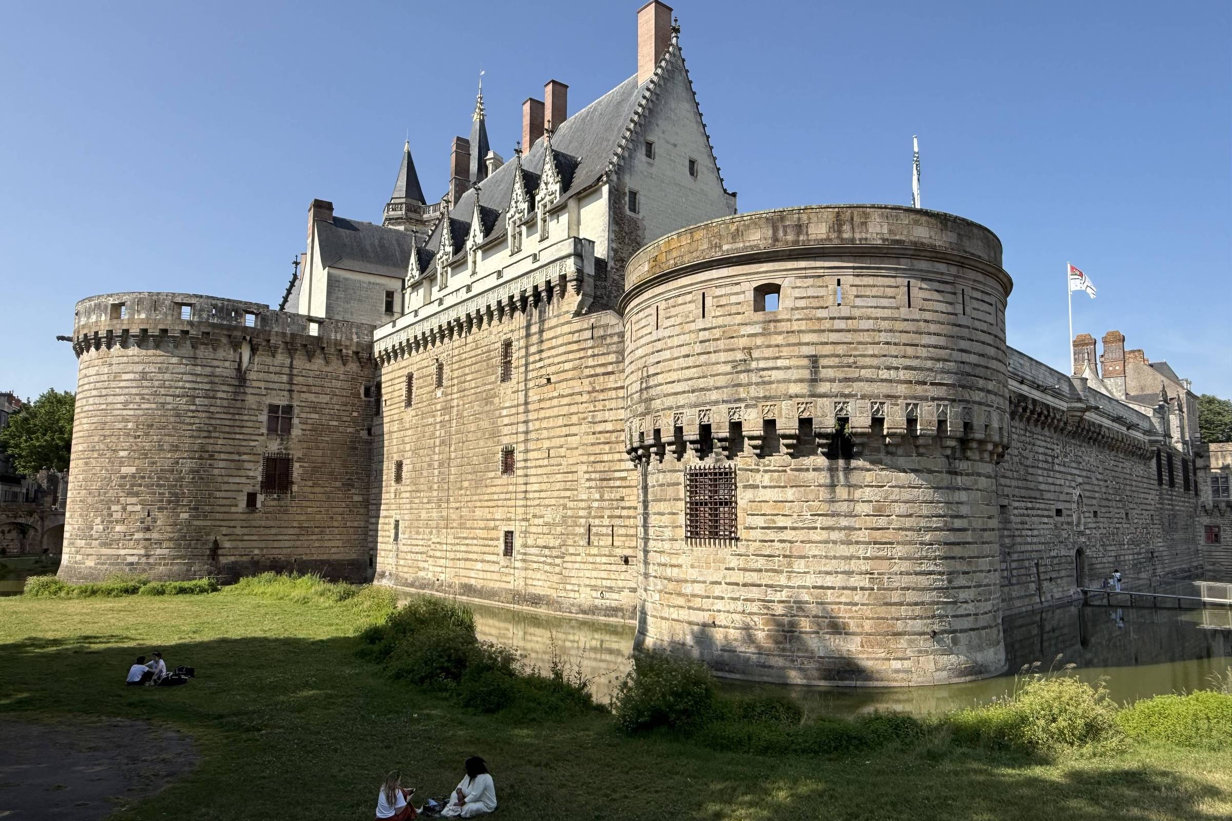 Nantes revela sua influência nos clássicos de Júlio Verne e encanta visitantes Castelo dos Duques da Bretanha, em Nantes (França) (Foto: Diogo Bercito/Folhapres)