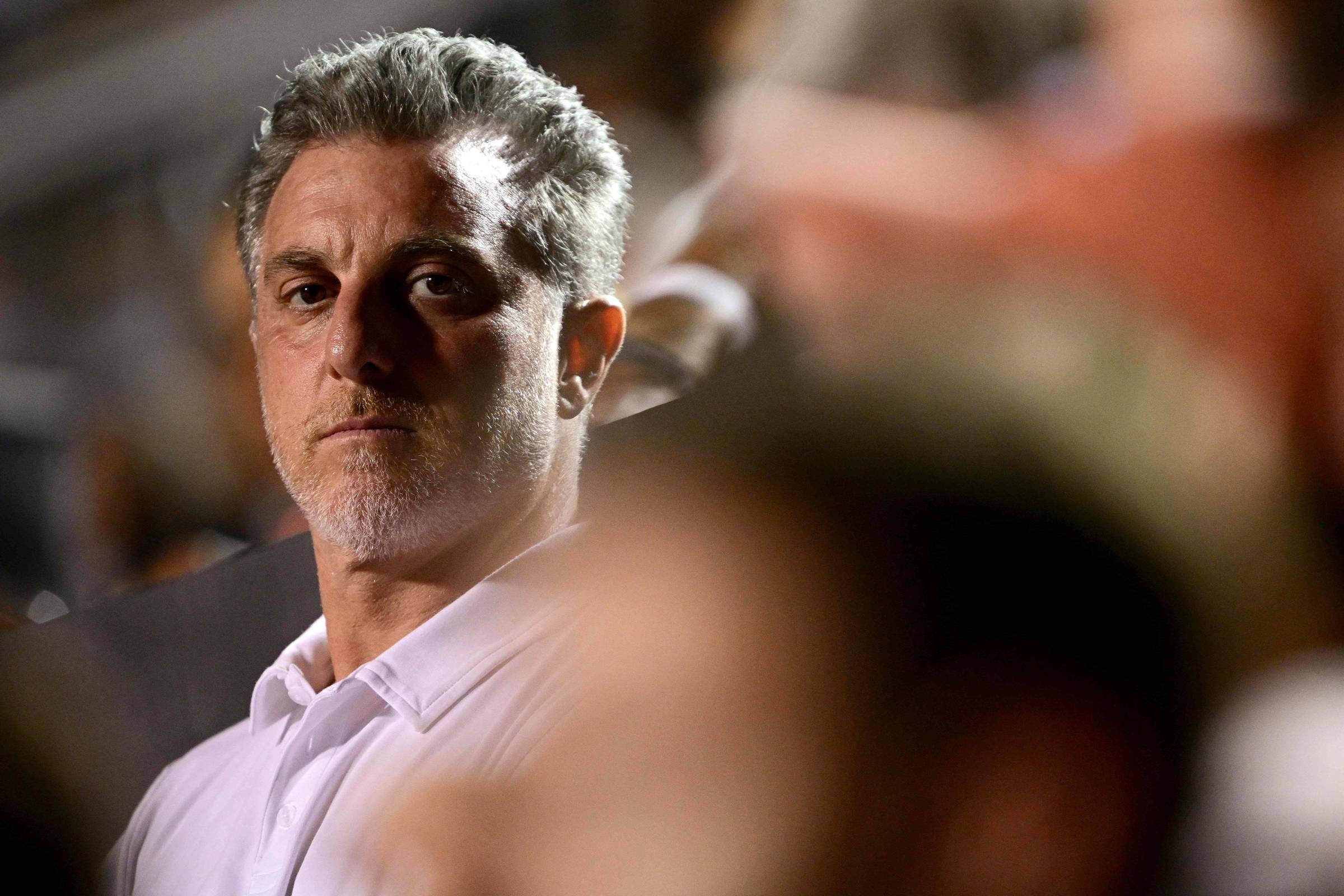 Luciano Huck alerta sobre a importância da compreensão da IA antes das eleições Luciano Huck (Foto: Mauro Pimentel/AFP)