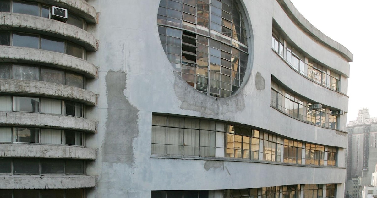 Santa Casa coloca à venda imóveis históricos, incluindo o prédio do ouro da Revolução de 32 Fachada ondulada do edifício Ouro para o Bem de São Paulo representa a bandeira do Estado, com treze listas – uma por andar. (Foto: Sergio Neves/Estadão)