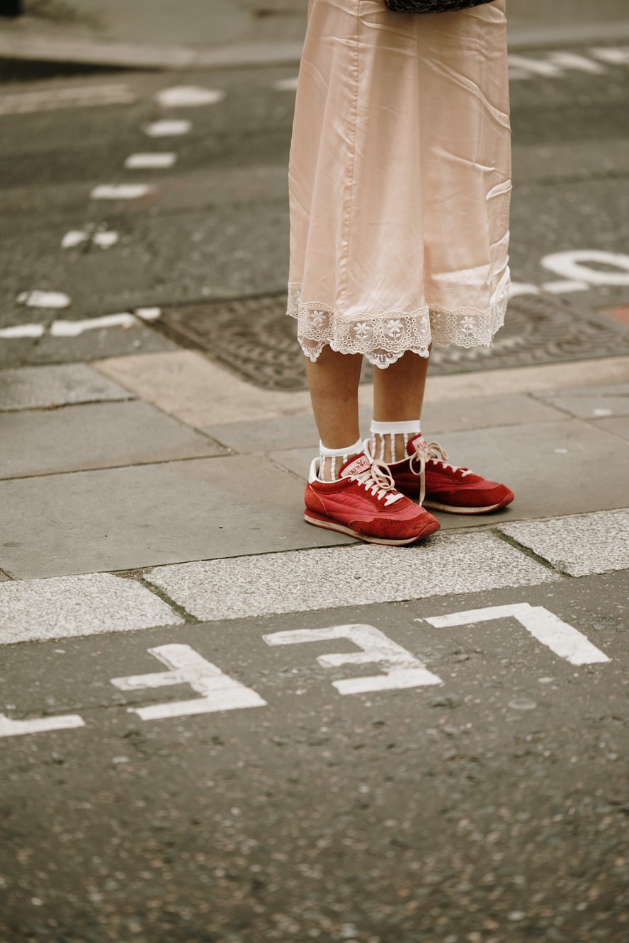 Tênis vermelho se destaca como a nova tendência de moda para 2025 Tênis vermelho se destaca como a nova tendência de moda para 2025