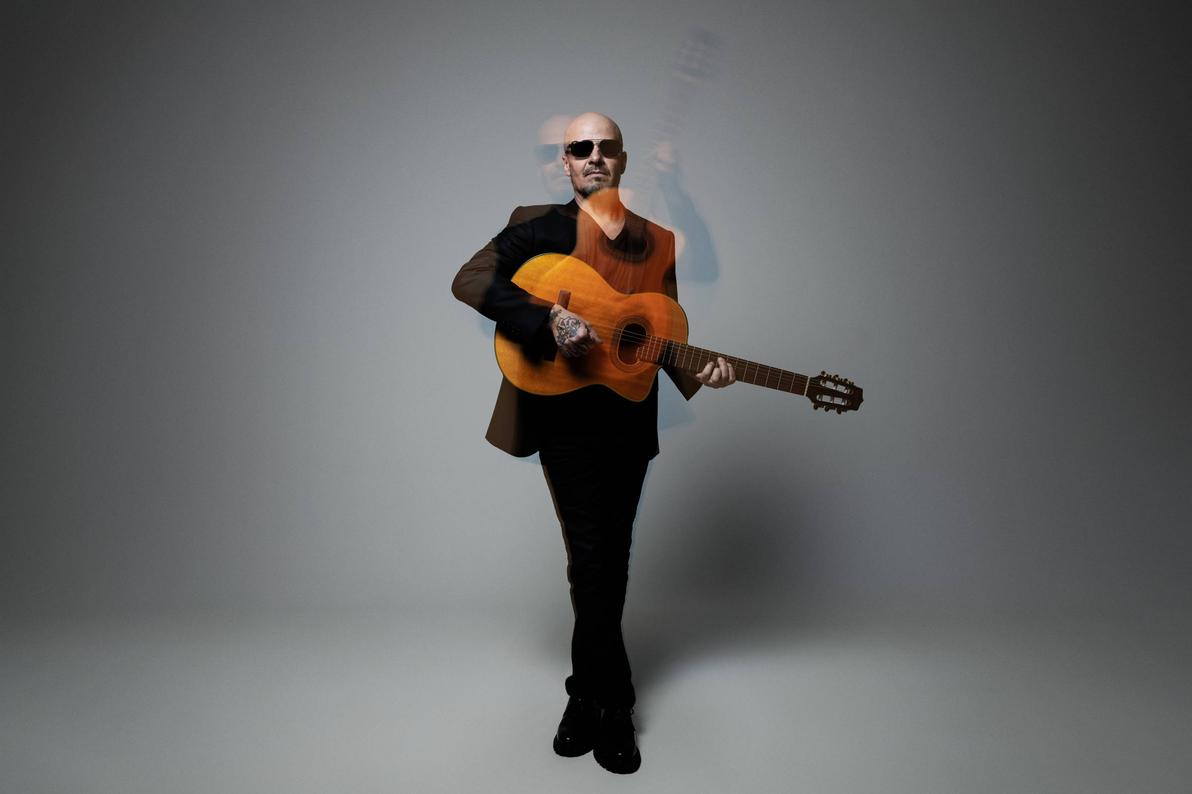Sérgio Britto lança disco solo inspirado em Rita Lee e na estética 'bossa and roll' Sérgio Britto, dos Titãs, em ensaio de seu sexto disco solo, 'Mango Dragon Fruit' (Foto: Pedro Dimitrov/Divulgação)