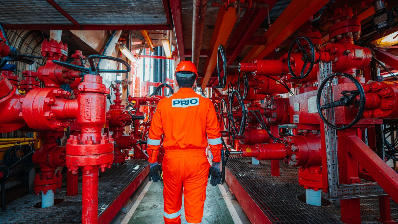 Prio adota métrica inovadora para avaliar prestígio no mercado energético Funcionário da PRIO a bordo da sonda Hunter Queen (Foto: PRIO/Divulgação)