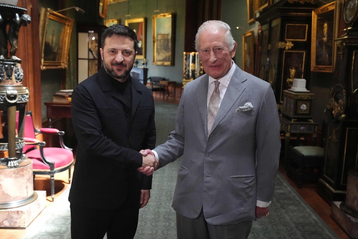 Zelensky e Charles III assinam acordo de coprodução militar no Reino Unido O presidente da Ucrânia, Volodymyr Zelensky, é recebido pelo rei Charles III no Palácio de Windsor (Foto: Jonathan Brady/AFP)