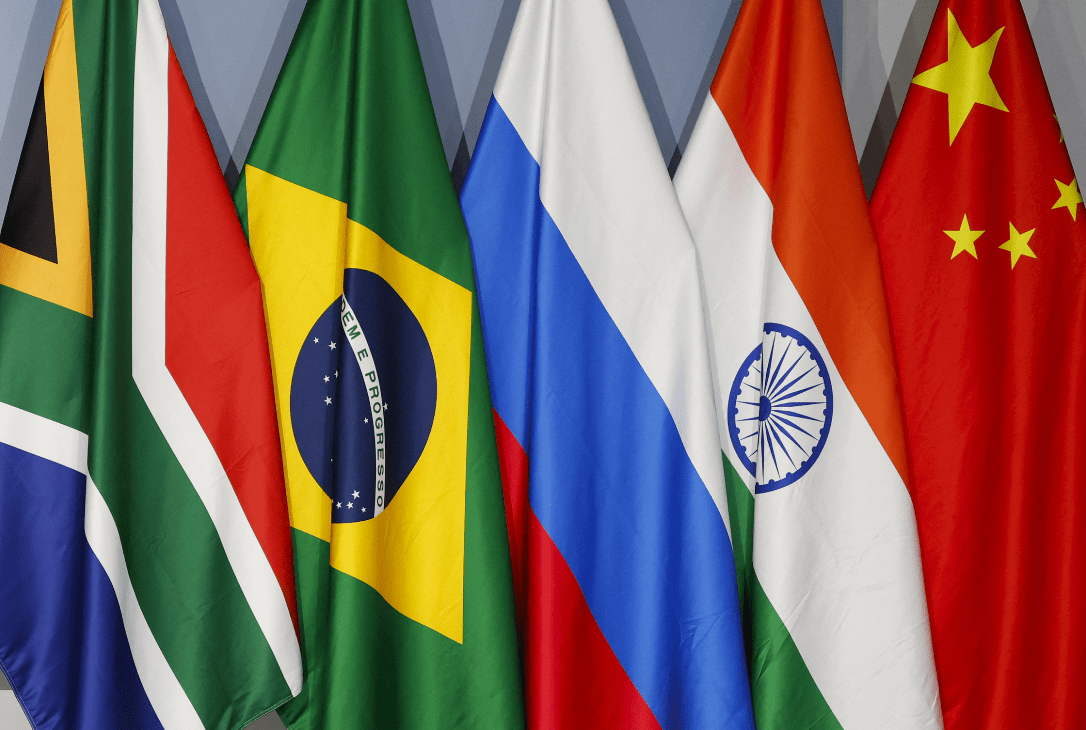 BRICS avança em parcerias e explora novas oportunidades, afirma Galípolo Bandeiras dos BRICs (Foto: Bloomberg)