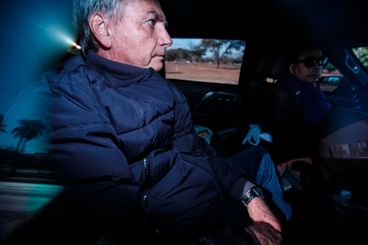 Jair Bolsonaro chega à Polícia Federal (PF) para colocar tornozeleira eletrônica (Foto: Brenno Carvalho/Agência O Globo)