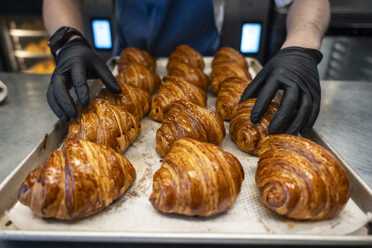 Preço da manteiga dispara e encarece croissants em todo o mundo Croissants numa padaria em Hong Kong (Foto: Chan Long Hei/Bloomberg)