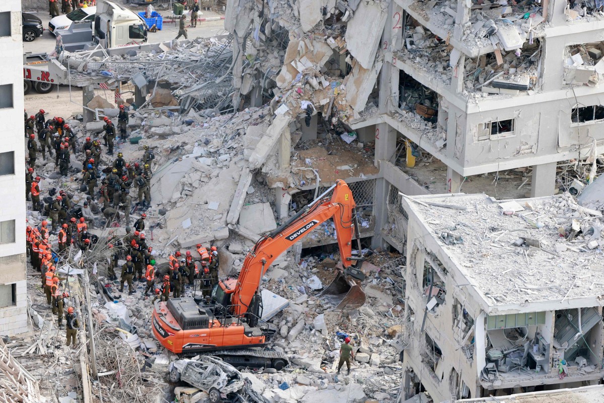 Imóveis destruídos em Bat Yan, em Israel (Foto: Menahem Kahana / AFP)