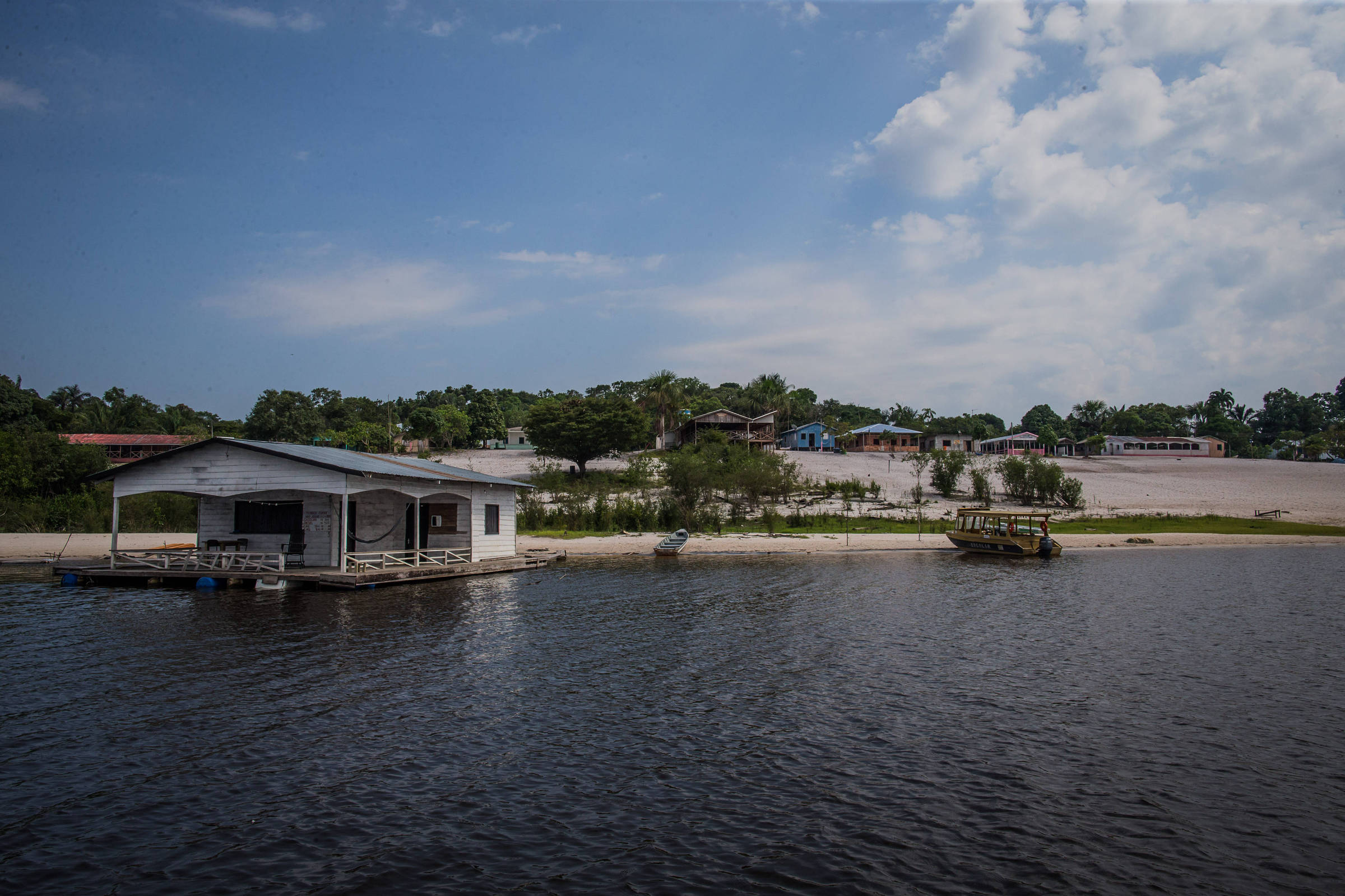 Unidades de conservação pertencem a todos e devem ser preservadas coletivamente Povoado indígena em APA (área de proteção ambiental) localizada em Manaus (AM) (Foto: Bruno Santos - 24.nov.2017/Folhapress)
