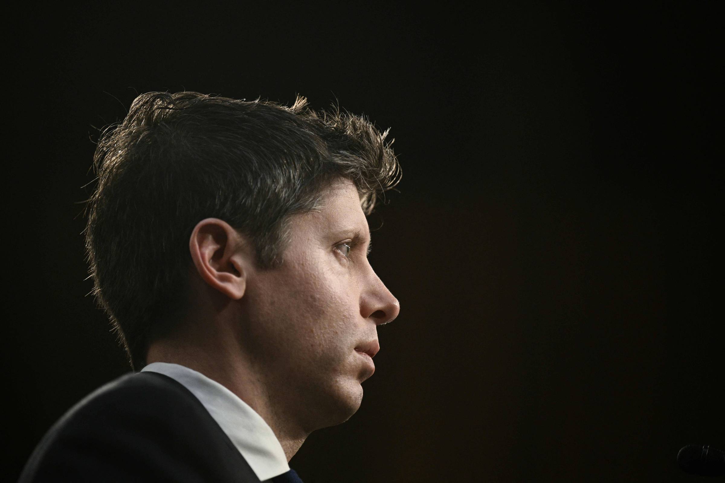 Novas atualizações do ChatGPT geram incertezas entre especialistas sobre eficácia Sam Altman, CEO da OpenAI, em audiência no Senado americano (Foto: Brendan Smialowski - 8.mai.2025/AFP)