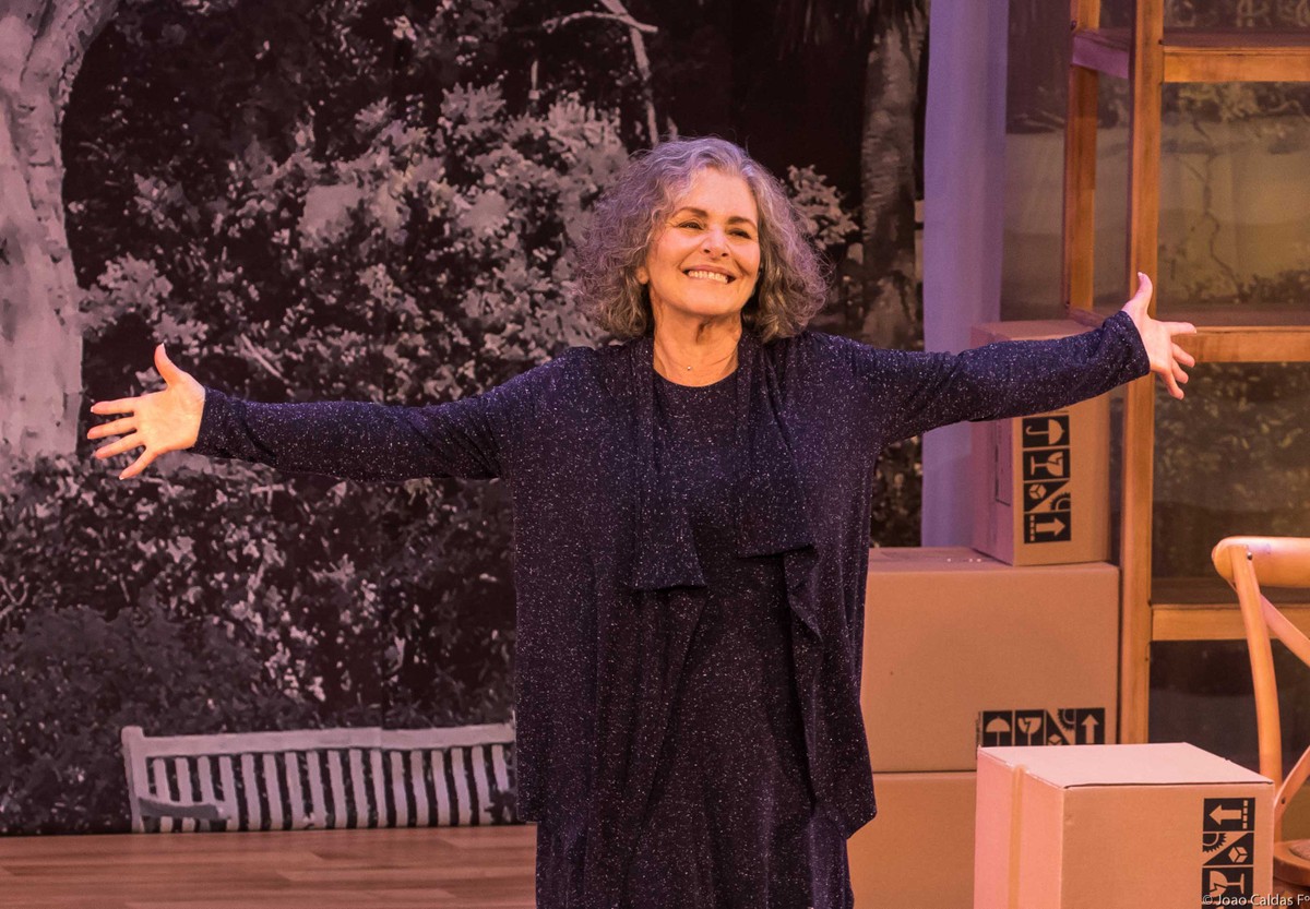 Prêmio APTR de Teatro homenageia ícones Irene Ravache e Renato Borghi Aos 80 anos, Irene Ravache sobe aos palcos com o solo 'Alma despejada' (Foto: João Cladas)