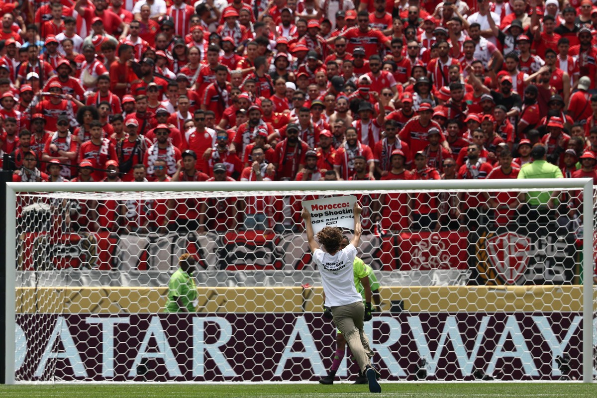 Invasão de campo em jogo do Manchester City no Mundial (Foto: AFP)