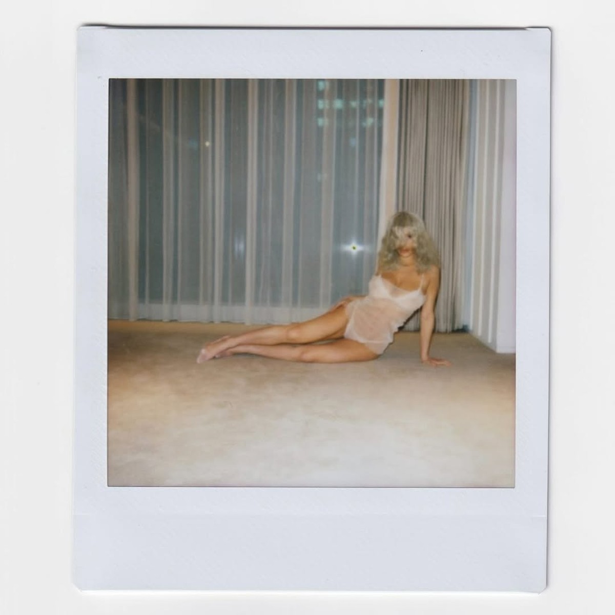 Bianca Censori em novas fotos (Foto: Reprodução Instagram)