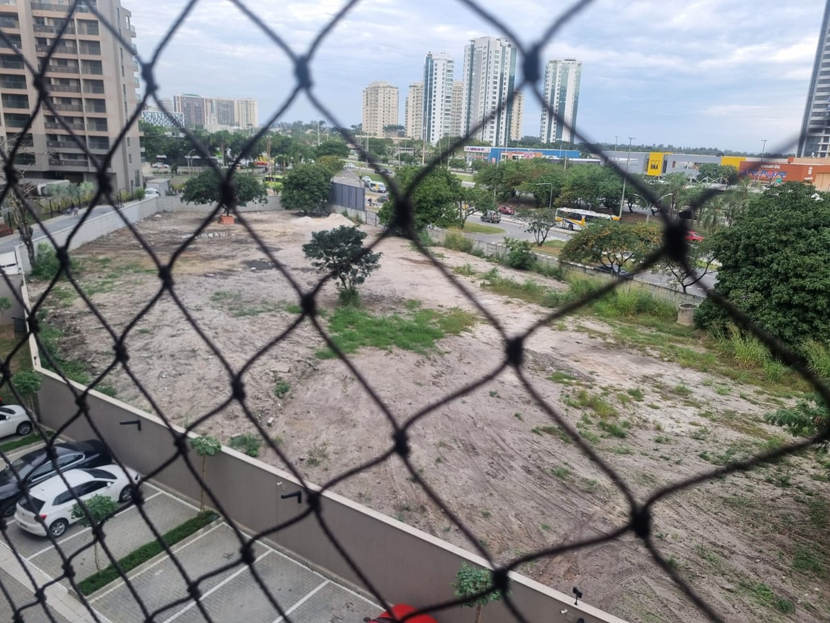 Moradores da Barra processam construção de templo religioso em terreno vizinho Terreno leiloado pela prefeitura na Avenida das Américas, na Barra da Tijuca: moradores de condomínio próximo foram à Justiça para impedir instalação de templo religioso (Foto: Foto do leitor)