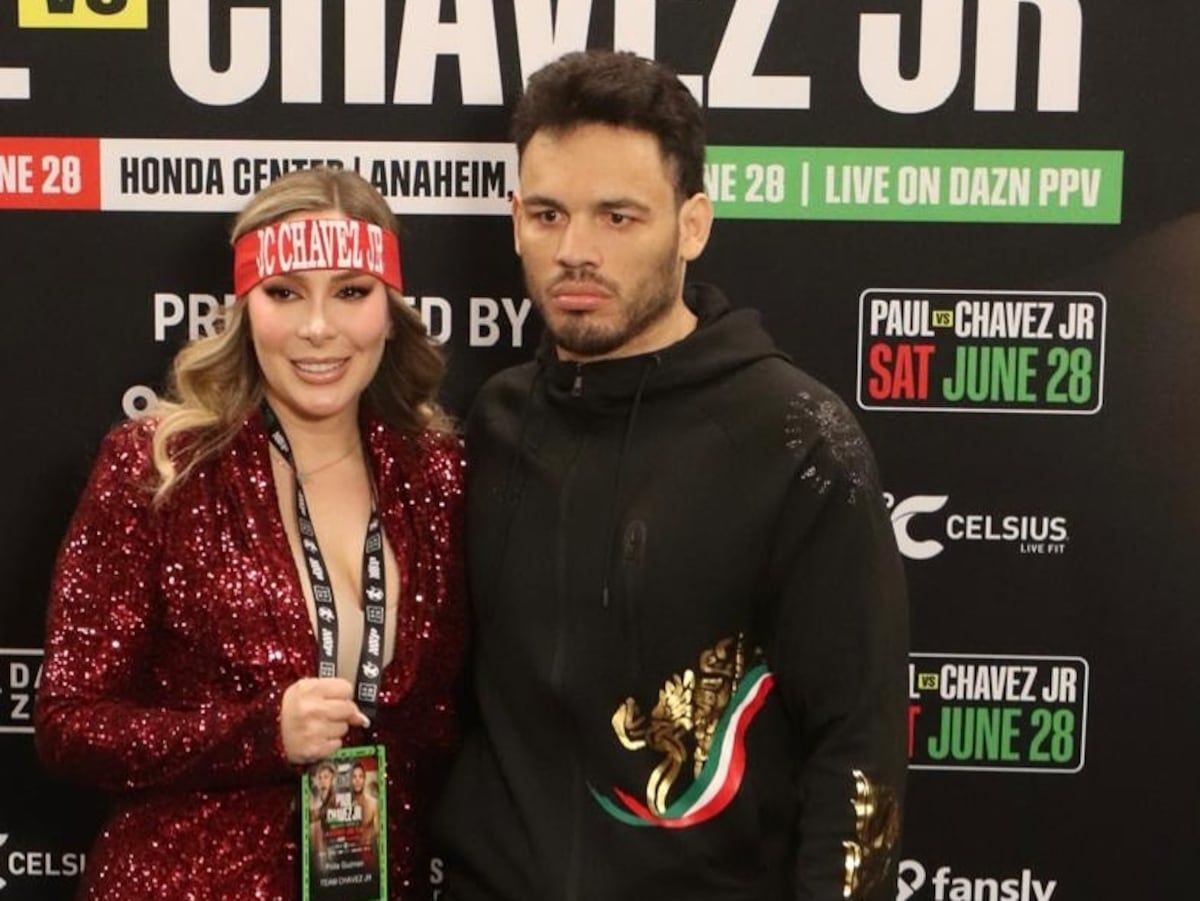 Julio César Chávez Jr. revela laços familiares com Ovidio, do cartel de Sinaloa Frida Muñoz e Julio César Chávez Jr. em Anaheim (Califórnia), no dia 28 de junho de 2025. (Foto: @fridamuro)