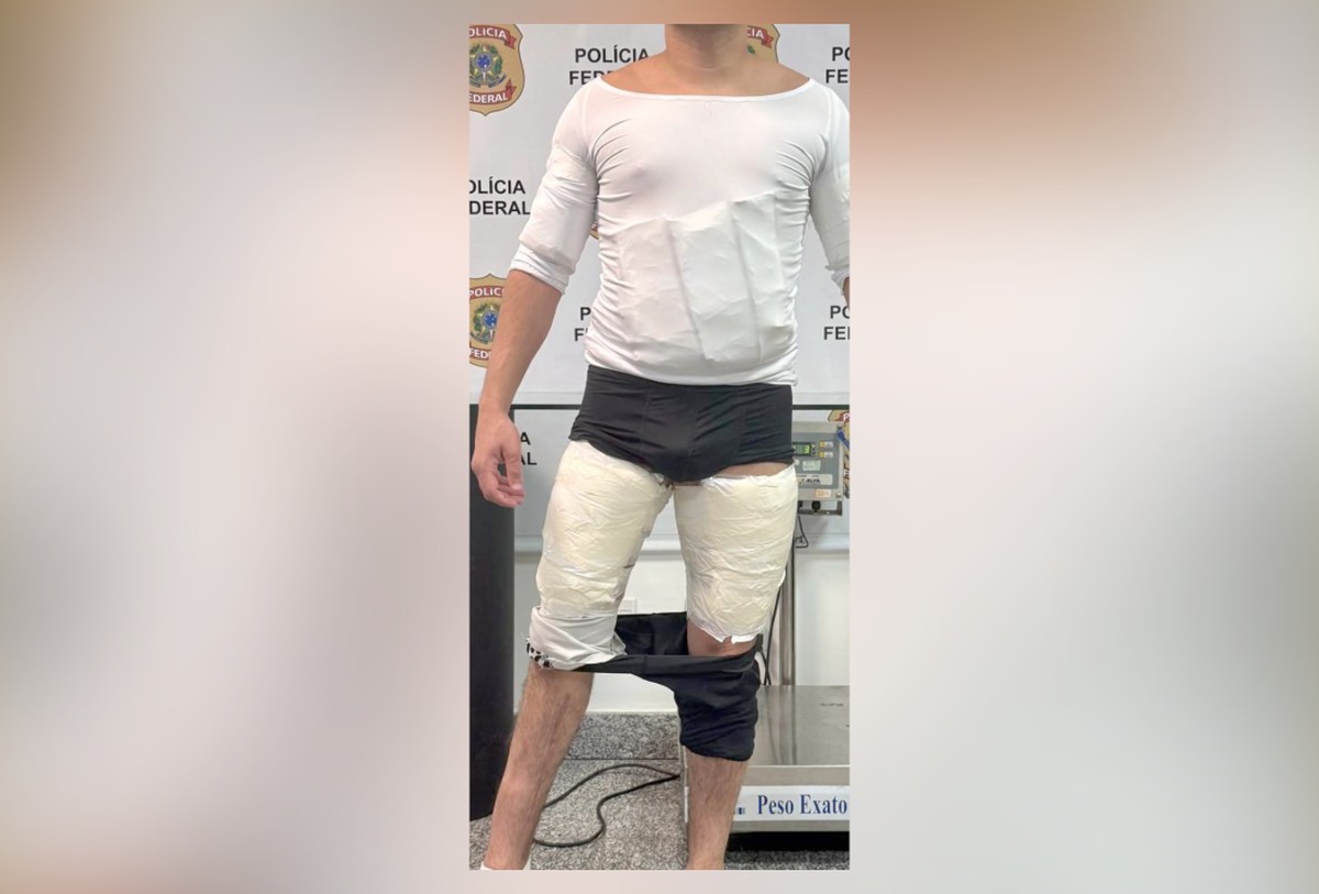 O homem tentou embarcar com pacotes de cocaína presos ao corpo (Foto: Receita Federal/Divulgação)