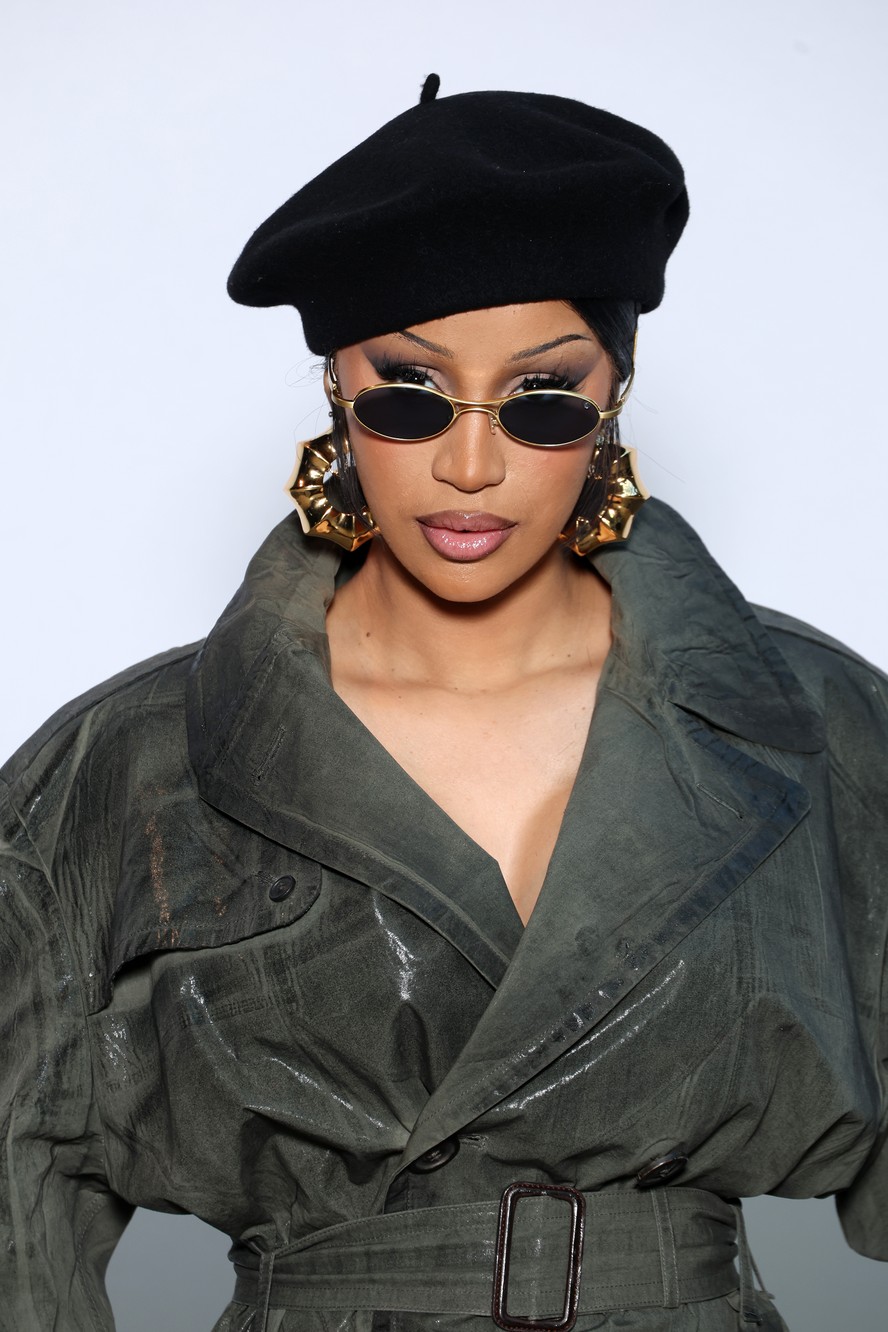 Trench coat se destaca nas tendências de inverno 2025 com cinco estilos inovadores Cardi B com trench coat da Margiela (Foto: Getty Images)