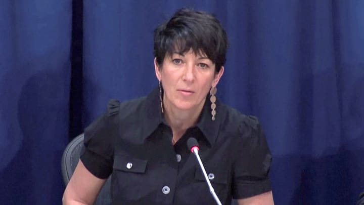 Ghislaine Maxwell se reúne com o Departamento de Justiça dos EUA nesta quinta-feira Ghislaine Maxwell, associada de longa data do acusado de tráfico sexual Jeffrey Epstein, fala em uma coletiva de imprensa sobre oceanos e desenvolvimento sustentável na Organização das Nações Unidas em Nova York, em 25 de junho de 2013, nesta captura de tela retirada de imagens da TV da ONU. (Foto: UNTV | Reuters)