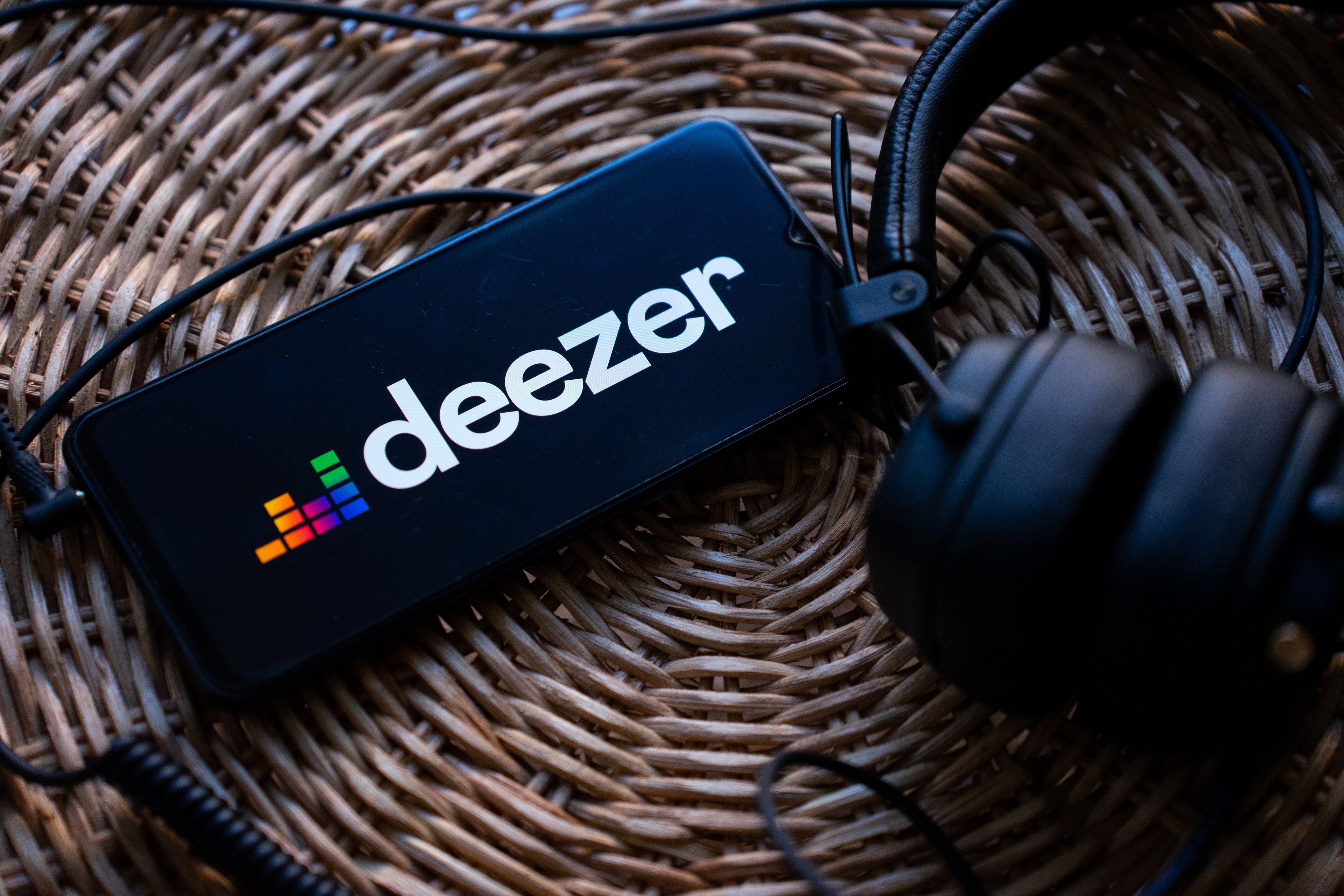 Indústria musical adota novas estratégias para licenciar conteúdo gerado por IA Cerca de 20% dos novos uploads na Deezer já são inteiramente gerados por IA (Foto: NurPhoto /Getty Images)