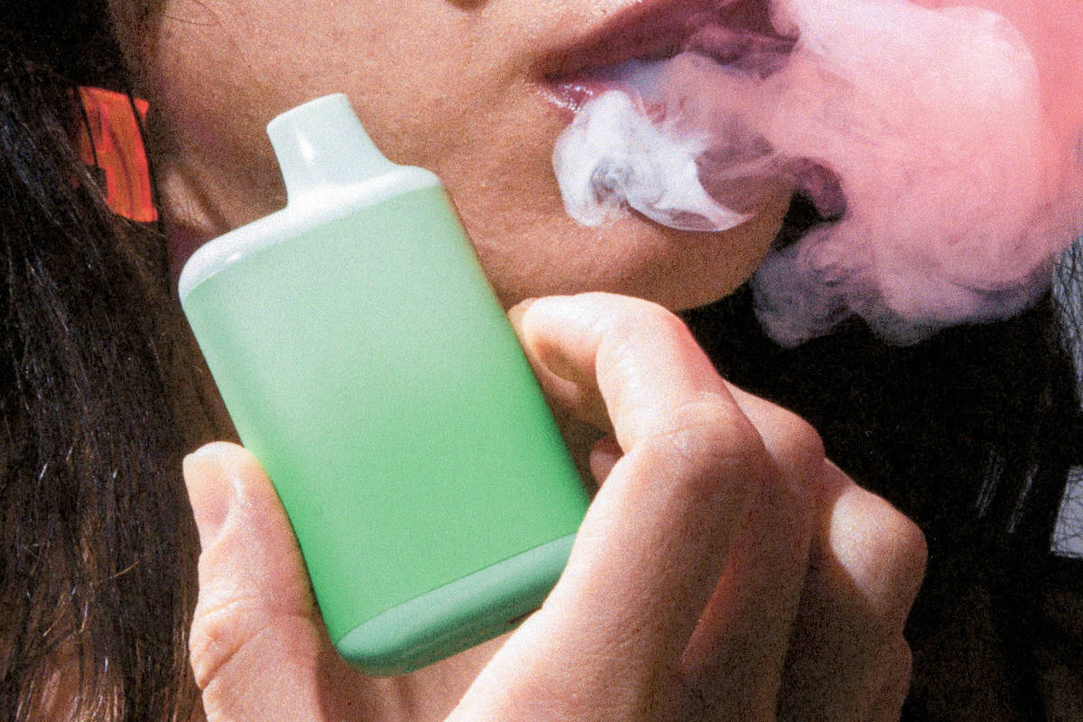 Estudos revelam danos à saúde causados pelo uso de vapes, os cigarros eletrônicos Cientistas analisando o vapor de vapes populares encontraram níveis tão elevados de metais pesados que um pesquisador pensou que sua máquina havia apresentado defeito. Outros estudos sugeriram que o uso de vapes pode afetar o coração, os pulmões e o cérebro (Foto: McCausland/The New York Times)