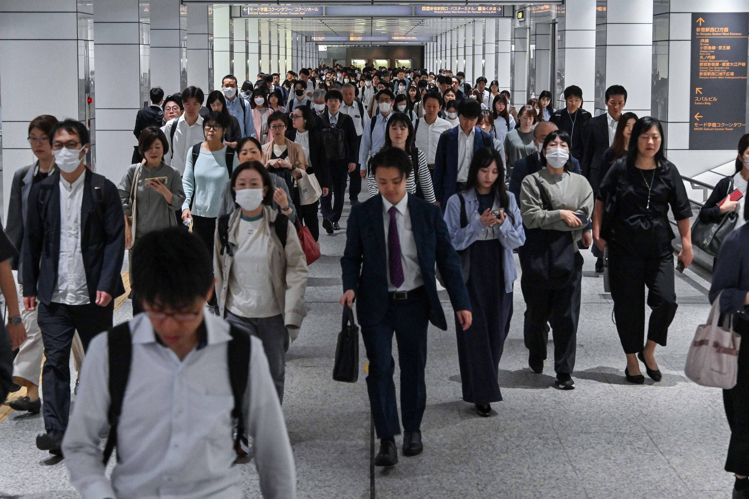 Profissionais ajudam a pedir demissão e evitar confrontos no Japão Movimentação de passageiros na estação Shinjuku, na região central de Tóquio, no Japão (Foto: Richard A. Brooks - 16.mai.2025/AFP)