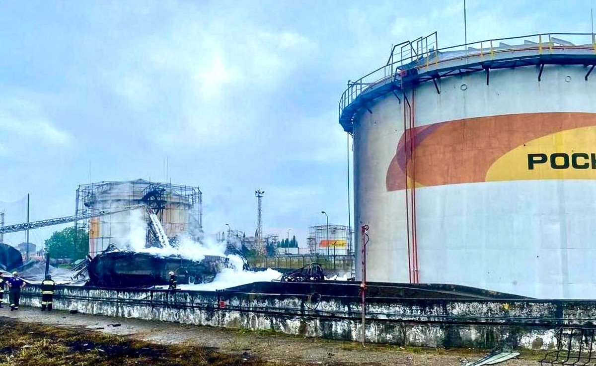 Drones da Ucrânia causam incêndio em depósito de petróleo na Rússia Um ataque de drone ucraniano durante a noite provocou um incêndio em um depósito de petróleo em Sochi, a estância balnear russa que sediou os Jogos Olímpicos de Inverno de 2014, a cerca de 400 quilômetros (250 milhas) da fronteira com a Ucrânia, informaram as autoridades em 3 de agosto de 2025. A Ucrânia tem atacado regularmente a infraestrutura de petróleo e gás da Rússia em resposta a ataques (Foto: Handout / Telegram / t.me/agproshunin / AFP)