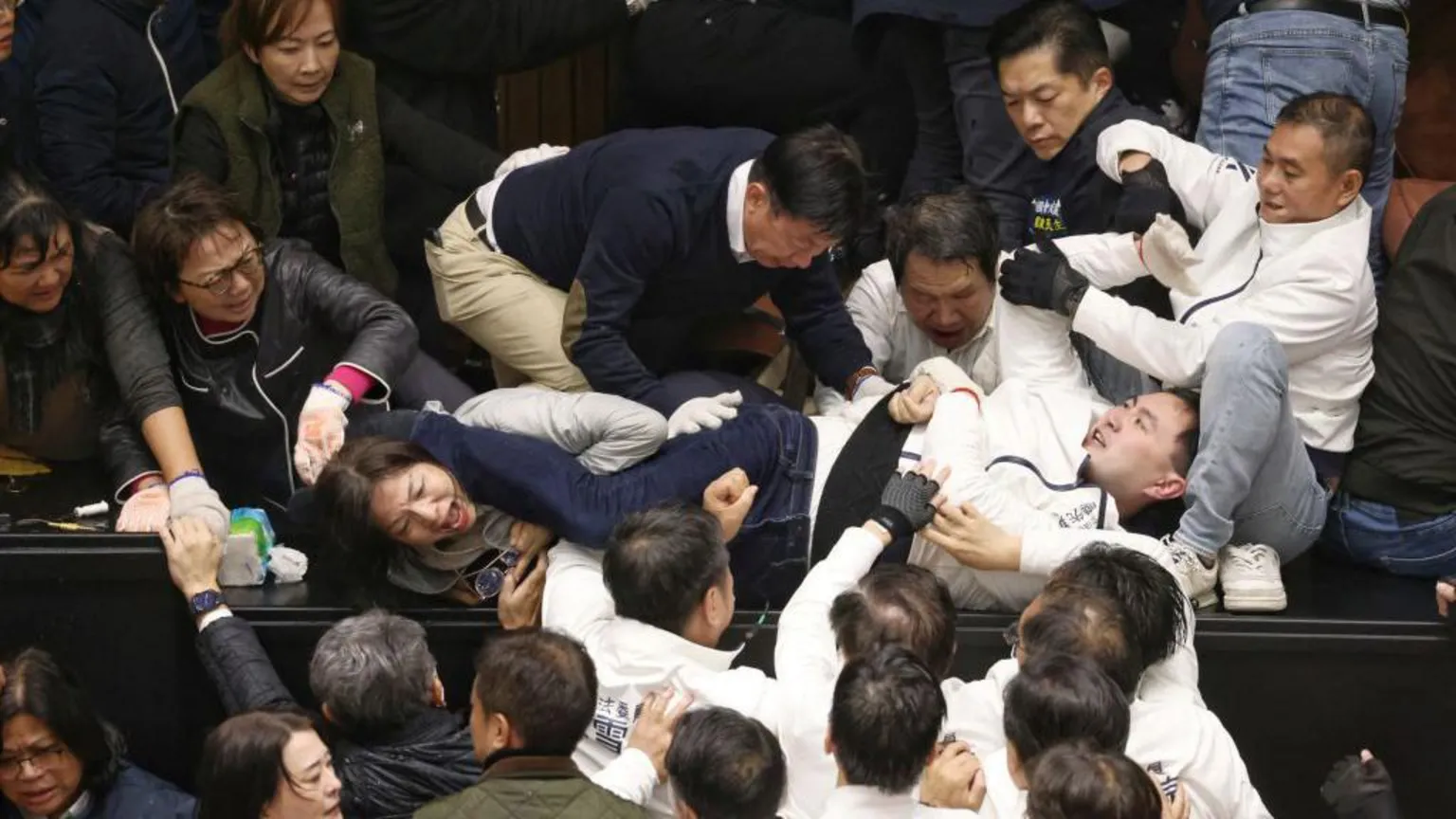 Legisladores de Taiwan têm se envolvido em brigas no parlamento nos últimos meses em meio a um intenso impasse político (Foto: Getty Images)